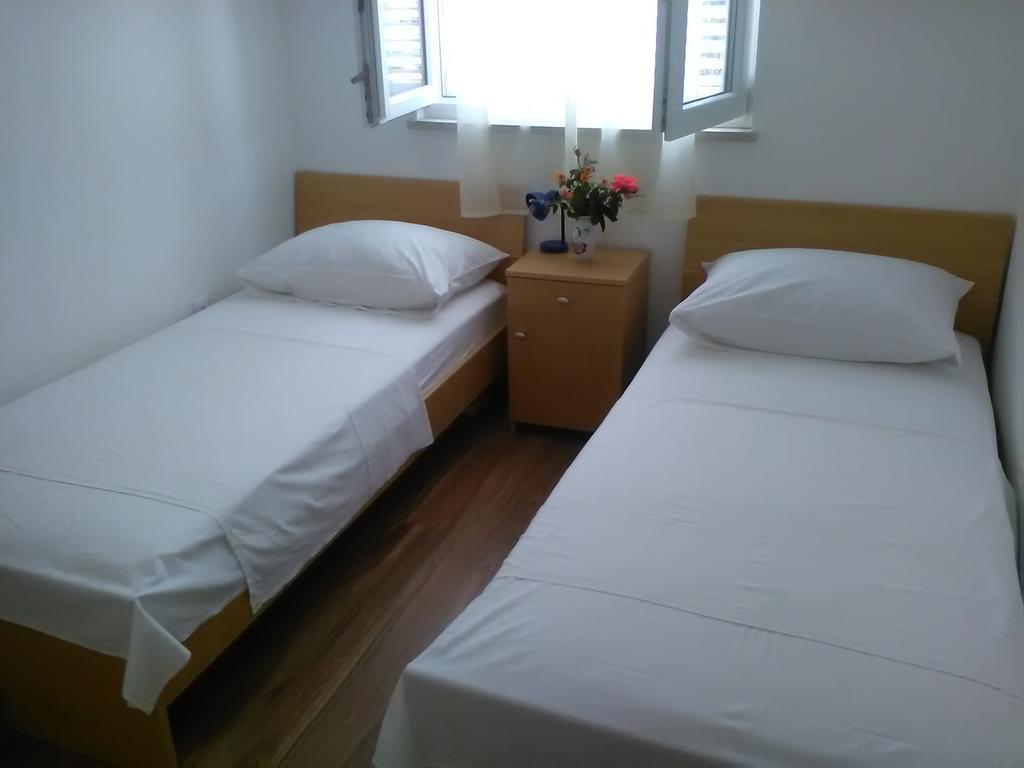 Apartments Zvonimir,Place By The Sea Mirce Kültér fotó