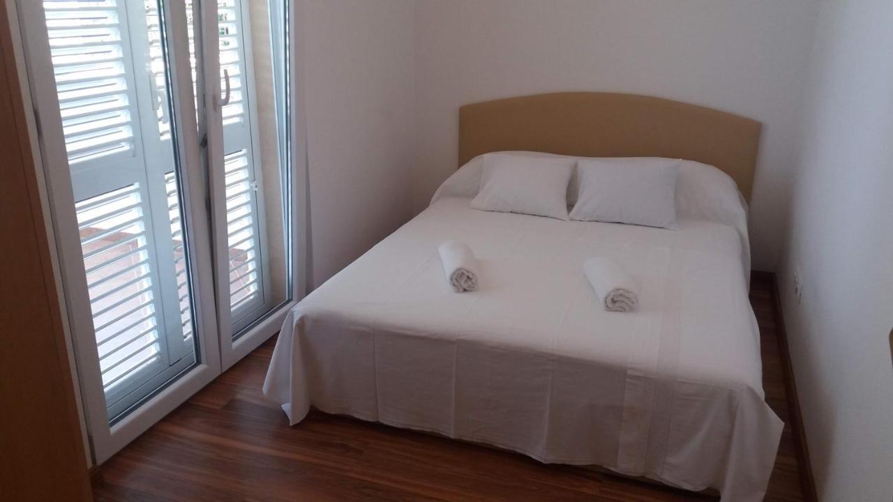 Apartments Zvonimir,Place By The Sea Mirce Kültér fotó